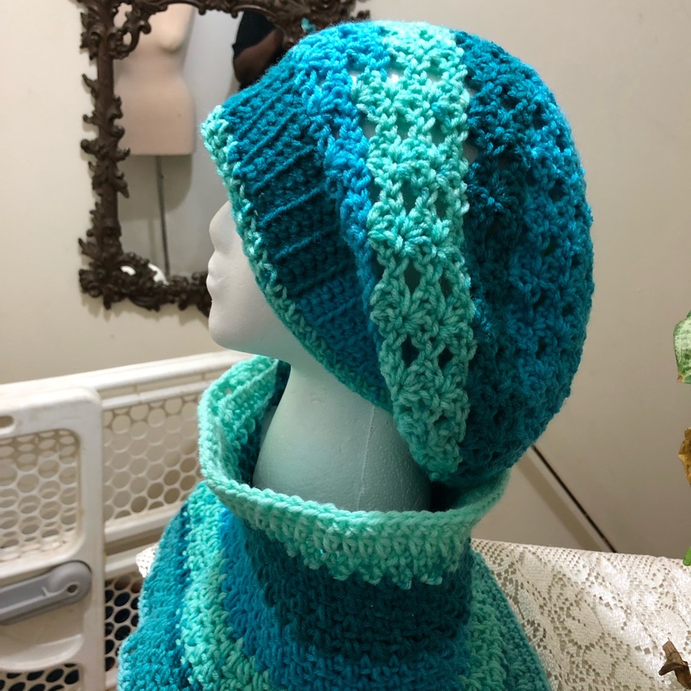 Handmade Ribbed Clustered/Button Hat and Cowl Set - Picture 3 of 5